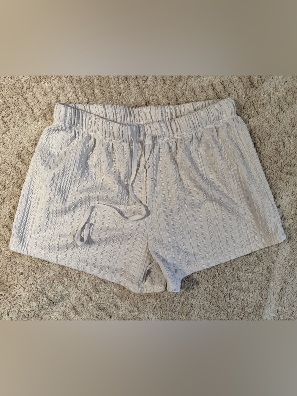White texture shorts - size XL - GUC